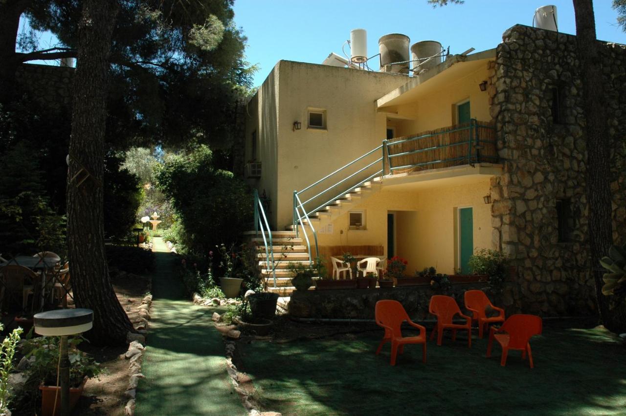 Safed Inn Bilik gambar