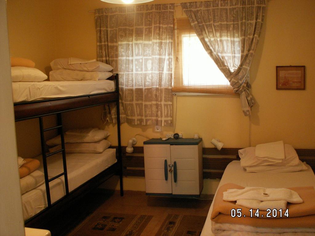 Safed Inn Bilik gambar