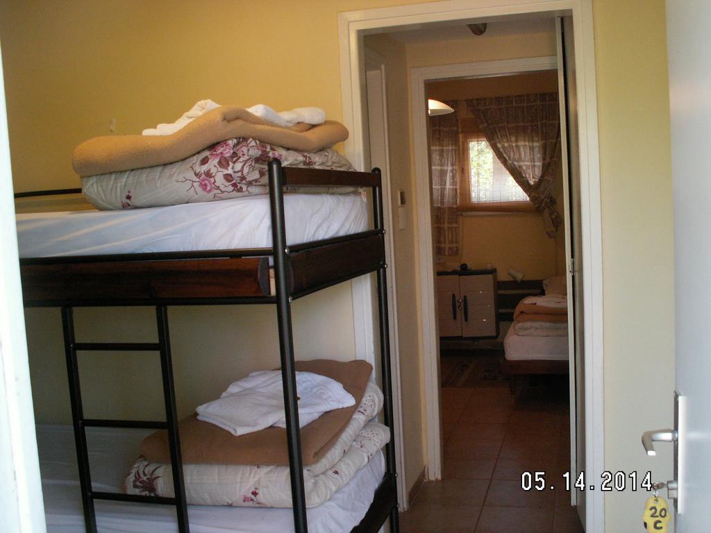 Safed Inn Bilik gambar