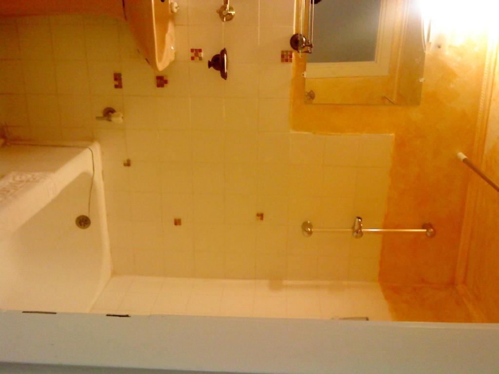 Safed Inn Bilik gambar